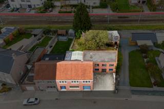 Deels gerenoveerde woning met 3 slk met een groot werkhuis en achterliggende schuur<br /><br />INDELING WONING<br />Gelijkvloers<br />Men betreedt de woning via de hal (8m²) die leidt naar de leefruimte (32m²) met daarachter de lichtrijke keuken (nieuwe keuken) (22m²).<br />Vanuit de keuken komt men in de berging (8m²), de badkamer (4m²) en ook op het overdekte terras ( 24m²).<br />Via het terras komt men in de achtertuin en ook in de technische ruimte (17m²).<br />Er is ook een garage (19m²).<br /><br />1e verdieping<br />Hier bevinden zich 3 ruime slaapkamers (15m², 12m² en 12m²).<br /><br />Zolder<br />Via een vliertrap in de garage komt men in een open ruimte op de 1e verdieping ( 22m²) die via een 2e vliertrap leidt naar de grote zolder (36m²) boven het volledige huis.<br /><br />Tuin<br />De achtertuin is opgesplitst in 2 delen en in de woning bereikbaar vanuit de keuken.<br />Er is een poortje tussen de 2 tuinen.<br />In de tuin achter het werkhuis is er een (vervallen) schuur van 96m².<br /><br />INDELING WERKHUIS<br />Beneden is er een oppervlakte van 72m² (bestaande uit 2 delen), boven 54m².<br />Dit gebouw is voorzien van verwarming en een kitchinette.<br /><br />BIJZONDERHEDEN<br />- EPC D (356 Kwh/m²/j)<br />- verwarming op stookolie<br />- perceel van 673m²<br /><br /><br />POSITIEVE ASPECTEN<br />- groot bijgebouw dat mogelijkheden biedt als werkplaats, opslagruimte..<br />- ruime vertrekken<br />- nieuwe keuken<br />- recent glas<br />- ligging vlakbij centrum<br /><br /><em>Stedenbouwk. inlichtingen in aanvraag</em>