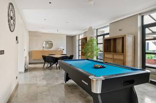 Op een uitstekende locatie te Edegem bevindt zich deze instapklare woning met 4 slaapkamers en geheel aangelegde tuin. U geniet hier van een centrale ligging in een aangename omgeving vlakbij het centrum met winkels, eet-en drankgelegenheden, scholen en het openbaar vervoer.<br /><br />We betreden de woning via de inkomhal met vestiaire en apart gastentoilet. De ruime leefruimte, voorzien van een gezellige zithoek met houtkachel en een aparte eetplaats, geniet van een fantastische lichtinval door de vele raampartijen. De geheel ingerichte leefkeuken werd voorzien van kwalitatieve toestellen en een hoogwaardige afwerking. Van hieruit heeft u directe toegang de aangelegde tuin met terras. De perfecte plek voor gezellige diners met vrienden of een ontspannen moment in de zon. Aanpalend aan de keuken bevindt er zich nog een praktische berging met voorzieningen voor wasmachine en droogkast. De nachthal op de eerste verdieping geeft ons toegang tot 4 ruime slaapkamers, een apart toilet en een ruime badkamer met ligbad en dubbele lavabo. De master bedroom is tevens ook voorzien van een en-suite badkamer met douche, toilet en dubbele lavabo. Verder beschikt u ook over een praktische kelder, een carport en voldoende parkeermogelijkheden zowel op de oprit alsook vooraan op straat. Tot slot is deze woning voorzien van een warmtepomp, zonnepanelen, een thuisbatterij, airco, een conforme elektrische keuring, een gunstig E-peil (163!) en is ze asbestveilig!<br /><br />Dit is een uitstekende opportuniteit als u op zoek bent naar een instapklare woning met 4 slaapkamers en aangename tuin te Edegem. Contacteer ons voor meer informatie op 0479/47.09.61 of neem een kijkje op www.boonstravastgoed.be . <br /><br />Bijzonderheden:<br />- 4 slaapkamers<br />- Gunstig EPC (163)<br />- Geheel aangelegde tuin