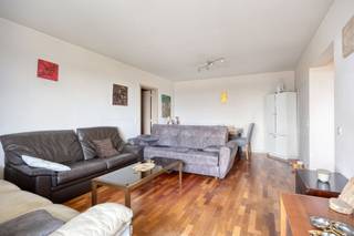 <p><span>Droomt u van wonen op hoogte met een schitterend vergezicht? Dan is dit appartement op de twaalfde verdieping van een verzorgd gebouw aan de Bosuil in Deurne beslist een bezoek waard!</span></p><p><span>Via de centrale inkomhal met vestiaire komt u binnen in de ruime en lichtrijke leefruimte. De gezellige living biedt directe toegang tot het terras, waar u elke dag kunt genieten van een adembenemend panoramisch zicht over de wijde omgeving.</span></p><p><span>Aansluitend bevindt zich de moderne, volledig uitgeruste keuken, die alle comfort biedt voor wie graag kookt voor vrienden en familie.</span></p><p><span>De nachthal geeft toegang tot twee volwaardige slaapkamers. Verder beschikt het appartement over een badkamer met ligbad en douchemogelijkheid, evenals een apart gastentoilet.</span></p><p><span>Als extra troef beschikt het appartement over een pirvate kelderberging, ideaal voor extra opslagruimte.</span></p><p><span>Bij het appartement is verplicht een autostaanplaats bij aan te kopen aan  19.000.</span></p><p><span>Het appartement is momenteel verhuurd, ideaal als investering of om er later zelf te gaan wonen.</span></p><p><span> </span></p><p><span>Bijzonderheden</span><span>:</span></p><p><span>EPC Energielabel C - 219 kwh/(m² jaar)</span></p><p><span>Geen renovatieplicht</span></p><p><span>De elektriciteit is conform</span></p><p><span>CV is gemeenschappelijk op gas</span></p><p><span>P-score: A</span></p><p><span>G-score: A</span></p>