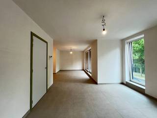 Dit nieuwbouwappartement is gelegen op de Rijselseweg tegenover de verdronken weide op een boogscheut van de Grote Markt en winkels. <br /><br />Het appartement is voorzien van een inkomhal met apart toilet, een lichtrijke woonkamer met open keuken, een berging, 2 slaapkamers, een badkamer, 2 terrassen en private autostaanplaats en een gemeenschappelijke fietsenberging. <br /><br />Gemeenschappelijke kosten: €55/maand. <br /><br />Beschikbaar vanaf 01/09/2026.