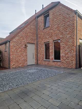 Mooie super afgewerkte half open bebouwing met afgesloten tuin.Ruime hall,living met kookeiland,ingebouwde vaatwas en combi oven.Mooie tuin met aangelegd terras en tuinhuis met overdekking bij.Badkamer met dubbele lavabo,bad,grote inloopdouche,wc.3slaapkamers en grote zolder. via trapluik;EPC A.Deze super mooie woning ,vollledig afgewerkt,volledig met vliesbehang en geschilderd met zwarte inkomdeur,en verder overal beneden en boven witte landeijk,moderne deuren met zwart beslag.Boven volledig gevloerd.Dichtbij scholen,winkels en autostrades.Wil je graag een bezoekje brengen aan onze gezellige woning op een zaterdag, neem dan contact op met Joyca dit na 17u. of tydens het weekend.Ann kan ook .....GEEN IMMO.Geen BTW plicht.
