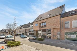 Op een strategische locatie in het hart van Keerbergen bevindt zich deze ruime en nog naar eigen wens in te richten handelsruimte. Dankzij de...