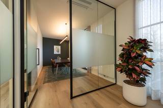 <p><strong>Individuele werkplekken met dienstenpakket</strong><br /><br />Deze instapklare kantoorruimte met bijhorend dienstenpakket is ideaal gelegen aan de Ring van Turnhout. Ze biedt plaats aan 16 tot 24 kantoormedewerkers en is opgedeeld in vier ruime aparte burelen, een volledig uitgeruste vergaderruimte voor maximaal 10 personen én een stijlvolle ontvangstruimte/wachtkamer van maar liefst 50 m² – perfect om bezoekers professioneel te verwelkomen.</p>
<p>De kantoorruimte is flexibel beschikbaar: u kan kiezen voor de volledige oppervlakte, een afzonderlijke bureelruimte (elk geschikt voor 4 tot 6 personen), of zelfs een individuele werkplek – afhankelijk van uw noden.<br /><br /></p>
<strong>Inbegrepen dienstenpakket</strong><br />Bij de huur van een werkplek of kantoorruimte zijn volgende voorzieningen inbegrepen:<br /><br />- Verwarming en elektriciteit<br />- Stabiele internetverbinding via wifi<br />- Gebruik van een printer (fair use)<br />- Wekelijkse schoonmaakdienst<br />- Gemeenschappelijke vergaderzaal (in overleg met andere huurders)<br />- Bij afname volledige bureauruimte: 1 vaste parkeerplaats<br />- Roerende voorheffing<br />- Brandverzekering<br /><br /><strong>Maandelijkse huurprijzen<br /></strong><br />Individuele vaste werkplek<br />- € 250 + btw<br />- In een gedeelde kantoorruimte<br /><br />Aparte bureelruimte (4 tot 6 personen)<br />- € 900 + btw<br />- Afsluitbaar voor extra privacy<br />- Mogelijkheid om het bedrijfslogo aan te brengen op de deur<br />- Inclusief 1 parkeerplaats met naambordje<br /><br />Volledige kantoorruimte (4 burelen)<br />- € 3.600 + btw<br />- In zijn geheel of per bureelruimte afsluitbaar<br />- Mogelijkheid tot bedrijfslogo op elke deur<br />- Inclusief 4 parkeerplaatsen met naambordjes<br /><br /><strong>Optioneel</strong><br /><br />Gevelpaneel aan de voorzijde van het gebouw (ca. 2 meter breed): <br />- € 75/maand + btw<br />- Plaatsing en productie op kosten van de huurder en enkel per bureelruimte<br /><br /><strong>Extra faciliteiten</strong><br /><br />- In bureelruimte 4 (de grootste ruimte) is een aansluiting voorzien voor een koffiezetapparaat (geen leidingwater aanwezig)<br />- Een gemeenschappelijke kitchenette is beschikbaar op het gelijkvloers, samen met het aanpalende bedrijf<br />- Gemeenschappelijke toiletten bevinden zich eveneens op het gelijkvloers<br /><br />De kantoorruimtes zijn volledig instapklaar en onmiddellijk beschikbaar.<br />Er wordt een overeenkomst opgemaakt voor de 'terbeschikkingsstelling van kantoren met bijkomende dienstverlening' op korte termijn met een opzegperiode van 3 maanden.