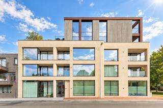 <strong>Knokke: Prachtig Instapklaar nieuwbouwappartement met 2 slaapkamers en zuidgericht terras te koop in residentie 'Maurice'.</strong>
<p>Op een uitstekende ligging in Knokke, vlakbij Duinenwater, het Zegemeer en het centrum, vinden we dit prachtig nieuwbouwappartement in de stijlvolle residentie “Maurice”. Het appartement is gelegen op de eerste verdieping en werd met oog voor comfort en kwaliteit afgewerkt. Dankzij de zuidgerichte oriëntatie geniet de leefruimte bovendien van aangename lichtinval en een zonnig, overdekt terras. Als extra troef is er de mogelijkheid om een makkelijk toegankelijke autostaanplaats aan te kopen (€ 65.000). Deze bevindt zich in de residentie en is bereikbaar via een autolift. Er is reeds een kabel voorzien voor het plaatsen van een laadpunt voor een elektrische wagen.<br /><strong>Verkoop onder het BTW-stelsel.<br /><br />Indeling: </strong><br />Inkomhal met gastentoilet, aangename en lichtrijke leefruimte, zuidgericht terras, gezellige zit-/eethoek, open keuken voorzien van alle nodige toestellen, praktische berging, 2 volwaardige slaapkamers, badkamer met inloopdouche en dubbele wastafel, douchekamer. <br /><br /><strong>Troeven: </strong></p>
<ul><li>Nieuwbouwresidentie 'Maurice'.</li><li>Centrale ligging nabij Duinenwater, het Zegemeer, Lakeside Paradise en het centrum van Knokke.</li><li>Zuidgericht, overdekt terras.</li><li>Volledig geschilderd en instapklaar</li><li>Mogelijkheid tot aankoop autostaanplaats (€ 65.000) + mogelijkheid tot elektrisch laden.</li></ul>
Meer informatie? Contacteer Ayita op 0496 13 43 12 of via ayita@eraservimo.be