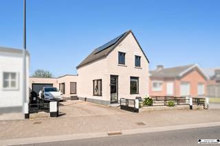 <p><strong>Bezoekdag: woensdag 20 mei – inschrijven verplicht!</strong></p><p>In de Zomerstraat-Oost in Damme bevindt zich deze mooi afgewerkte en instapklare gezinswoning in een rustige buurt, op ca. 7 km van Brugge. Dankzij de vlotte verbinding bent u in enkele minuten in het centrum van Brugge, terwijl u thuis geniet van rust en ruimte.</p><p>U komt binnen via de garage, waar ook plaats is voor de wasruimte. Van daaruit betreedt u de ruime, volledig vernieuwde keuken met kookeiland en alle moderne toestellen. Aansluitend vindt u de eetkamer en lichtrijke leefruimte, waar dankzij ramen aan de voor- en zijkant veel natuurlijk licht binnenvalt.</p><p>Op het gelijkvloers bevindt zich de badkamer met dubbele lavabo, inloopdouche en toilet. <br />Op de eerste verdieping bevinden zich de twee slaapkamers.</p><p>Via de garage bereikt u een extra polyvalente ruimte, ideaal als berging, hobbyruimte of fitness, met bijkomend een extra toilet. Vanuit de garage heeft u ook toegang tot de ruime tuin met terras en tuinberging.</p><p>De woning werd gerenoveerd en is voorzien van zonnepanelen. Met een EPC-label D woont u hier energiezuinig en comfortabel.</p><p>Instelprijs: €329.000</p><p><strong><u>De belangrijkste troeven:</u></strong></p><ul><li>Gerenoveerd en instapklaar</li><li>Rustige ligging nabij Brugge</li><li>Zonnepanelen en laadpaal</li><li><p>Tuin met terras en polyvalente ruimte</p><p><br /> </p></li></ul><p>Een ideale gezinswoning voor wie rustig wil wonen met de stad binnen handbereik. Schrijf u tijdig in voor de bezoekdag en ontdek deze woning zelf.</p>