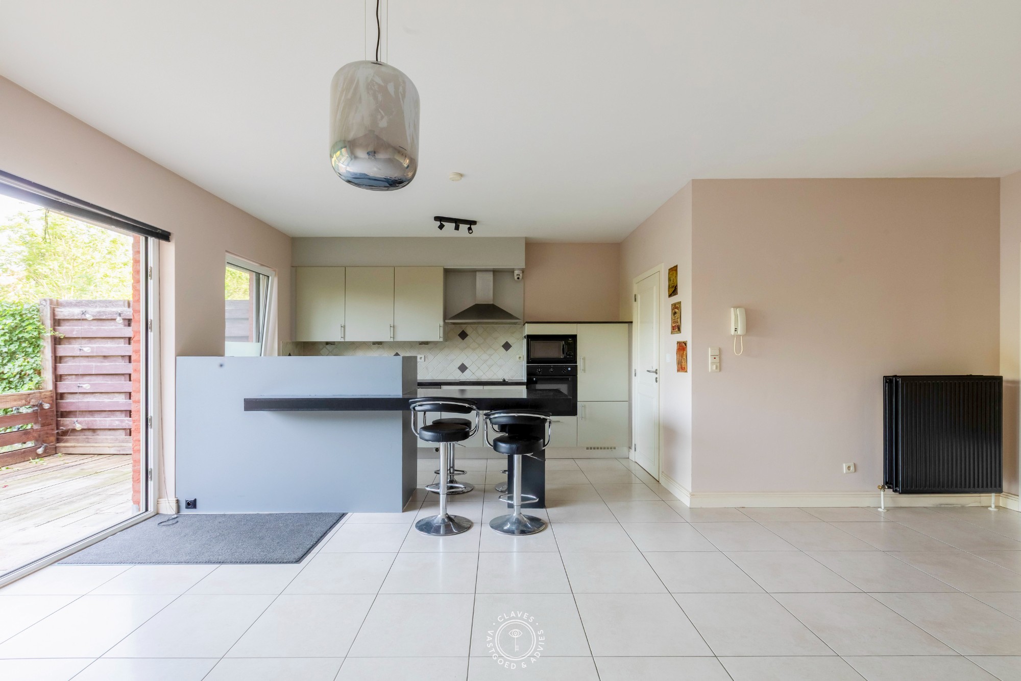 Gelijkvloers appartement met ruim terras en tuintje op een gesloten en groene residentie. - foto 2