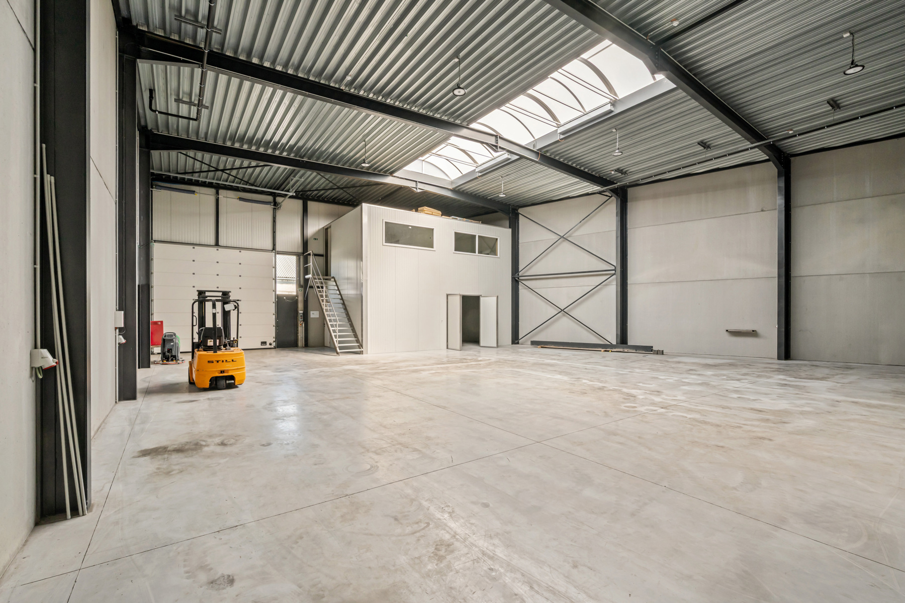 Nieuwbouwloods van 361 m2 met 3 parkeerplaatsen  - foto 4