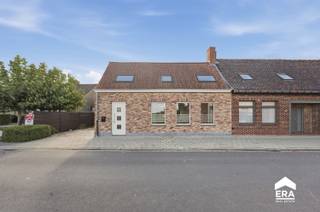 <p>Ruime halfopen woning met 5 slaapkamers en tuin in het landelijke Watou</p>

<p>In de Oude Provenstraat 24 in Watou bevindt zich deze halfopen woning op een perceel van 529 m². Dankzij de landelijke ligging, de ruime indeling en de vijf slaapkamers biedt deze eigendom heel wat mogelijkheden voor wie op zoek is naar een gezinswoning met ruimte en potentieel.</p>

<p> </p>

<p>De woning beschikt over vijf slaapkamers en een badkamer, waardoor ze bijzonder interessant is voor grotere gezinnen of voor wie extra kamers wenst in te richten als bureau, hobbyruimte of dressing. De centrale verwarming op gas, het PVC-schrijnwerk en de dubbele beglazing zorgen voor bijkomend comfort.</p>

<p> </p>

<p>Buiten geniet je van een westelijk georiënteerd perceel, ideaal om in de namiddag en avond van de zon te genieten. De groene en landelijke omgeving vormt een extra troef voor wie rustig wil wonen.</p>

<p> </p>

<p>Met haar ruime perceel, vijf slaapkamers en talrijke mogelijkheden is deze woning een interessante opportuniteit voor wie een thuis volledig naar eigen smaak wil creëren.</p>

<p> </p>

<p>Troeven:</p>

<p>- Halfopen woning op 529 m² grond</p>

<p>- Vijf slaapkamers</p>

<p>- Westelijk georiënteerd perceel</p>

<p>- Rustige, landelijke ligging</p>

<p><span>- </span>Conforme elektriciteit</p>

<p><span>- Schuin dak vernieuwd in 2016</span></p>

<p><span>- Mogelijk om EPC C te behalen, mits schuin dak te isoleren</span></p>

<p> </p>

<p>Neem vandaag nog contact op voor een bezoek aan deze woning in Watou.</p>

<p> </p>

<p>JOUW DROOMHUIS. ZO GEVONDEN!</p>