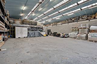 Uniek gelegen bedrijfsgebouw van 2.537 m² bestaande uit 1.088 m² magazijnruimte met 1.449 m² ingerichte kantoren op een industrieel terrein van...