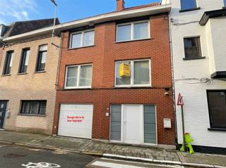 Te huur: goed gelegen woning in het centrum van Wevelgem. Deze centraal gelegen bel-etage woning biedt een comfortabel woongedeelte met een...