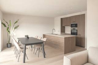 Deze prachtige penthouse in Kortrijk is een unieke kans voor wie op zoek is naar luxe en comfort. Dit appartement biedt alle moderne gemakken die je maar kunt wensen.<br /><br />Een bijzondere troef van deze locatie is de komst van een semi-publieke, groene doorgang van de Grote Markt tot in de Jan Persijnstraat. <br /><br />Indeling als volgt: <br />Inkomhal met apart toilet, ruime en lichtrijke leefruimte met open keuken die voorzien is van alle toestellen (vaatwasmachine, frigo, oven, microgolf en inductie kookplaat). Aansluitend is er ook een eerste zonnig terras. <br /><br />Verder is er de ruime slaapkamer met aansluitend de badkamer die voorzien is van een inloopdouche. Via de slaapkamer is er toegang tot het 2e ruime terras waar je kunt genieten van het uitzicht over de stad. <br /> <br />Kortom, deze penthouse appartement in Kortrijk is een geweldige keuze voor wie op zoek is naar een modern en luxe verblijf. Met zijn prachtige terrassen, ruime indeling en energiezuinigheid (A label) is het de perfecte plek om te wonen.<br /><br />Huurprijs: 1.150 EUR/maand + 85 EUR/maand syndic of een totaal van 1.235 EUR/maand<br />Adres: Jan Persijnstraat 6/51, 8500 Kortrijk<br />Onze referentie: DEV5185