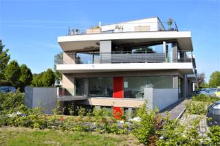 <p><span>Een uniek dakappartement met twee slaapkamers in het hartje van Schilde.</span></p><p><span> </span></p><p><span>Dit luxueus dakappartement biedt alle comfort.</span></p><p><span>Het is uitgerust met zonnepanelen, domotica, vloerverwarming, eveneens voorzien van gas voor een eventuele gas openhaard.</span></p><p><span> </span></p><p><span>De twee riante terrassen bieden een zee van ruimte.</span></p><p><span> </span></p><p><span>Bij het binnenkomen in de inkomhal zien we de grote glazen wand die de scheiding biedt tussen de leefruimte en het slaapgedeelte.</span></p><p><span>De woonkamer biedt een prachtig vergezicht en de grote raampanelen bieden hierbij veel zonlicht.</span></p><p><span> </span></p><p><span>Op de vloeren ligt een tegelparket.</span></p><p><span>Mooie badkamer met ruime inloopdouche en toilet.</span></p><p><span> </span></p><p><span>We hebben apart nog een gastentoilet.</span></p><p><span> </span></p><p><span>Achteraan bevinden zich twee slaapkamers met aanpalend een ruime berging/wasplaats, die tevens ook allen uitgeven op het terras.</span></p><p><span> </span></p><p><span>Garage op -1 ook voorzien van berging aan €100 p/mnd verplicht bij te huren.</span></p><p><span> </span></p><p><span>Het appartement is geschikt voor een koppel die houden van dichtbij het centrum te vertoeven alsook alle luxe die het appartement biedt.</span></p><p><span> </span></p><p><span>De moeite waard om een bezoek in te plannen.</span></p><p><span> </span></p><p><span>Vaste kosten bedragen €100 p/mnd.</span></p><p><span> </span></p><p><span>Vrij vanaf: overeen te komen.</span></p><p><span> </span></p><p><span> </span></p>