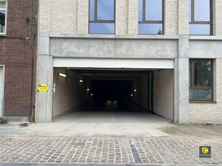 Ondergrondse autostaanplaats op centrale locatie te Berchem!Ondergrondse  autostaanplaats te huur gelegen te Frans van Hombeeckplein 50, 2600...