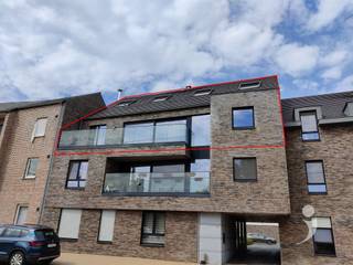 Luxueus appartement met top locatie te Hoegaarden.Vlak naast de lift is de inkom van het appartement met een stevige veiligheidsdeur dat voorzien is...