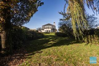 TE KOOP IN HOFSTADEWelkom in deze prachtige en unieke villa uit 1992 gelegen in Hofstade, met een adembenemend uitzicht op de natuur. Deze woning...