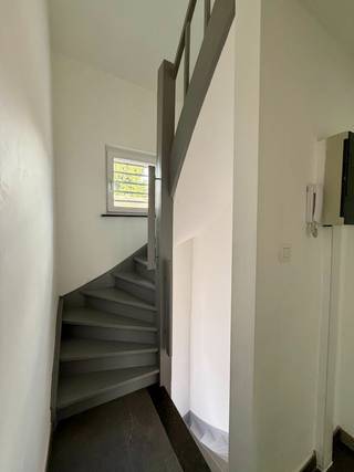Dit veelzijdige pand combineert een ruime commerciële ruimte op het gelijkvloers met een royaal duplexappartement op de bovenverdiepingen — ideaal voor wie wonen en werken op één adres wil combineren. Het volledige gebouw werd 5 jaar geleden grondig gerenoveerd en is vandaag volledig instapklaar.<br /><br />1 badkamer<br />4 slaapkamers<br />190 m² woonopp.<br />204 m² grondopp.<br />EPC: 306 kWh/m2/jaar<br />bouwjaar 1967 renovatiejaar 2021<br /><br />Handelsgelijkvloers – 114 m²<br />Grote, lichtrijke open handelsruimte, flexibel in te delen<br />Sanitaire ruimte met apart dames- en herentoilet<br />Bergruimte Binnenkoer/tuintje aan de achterzijde<br /><br />Troeven<br />Volledig gerenoveerd (5 jaar geleden) en instapklaar<br />Ideaal voor gecombineerd wonen/werken<br />Gescheiden nutsvoorzieningen voor handels- en woongedeelte<br />Grondoppervlakte van 2 are<br />Rustige binnenkoer/tuintje aan de achterzijde<br />Centrale ligging in Hechtel-Eksel<br />Kelderruimte<br /><br />