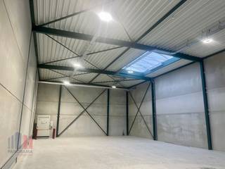 <strong>580 m²</strong> Nieuwbouw KMO-unit <strong>te huur.</strong><br />Uitstekend gelegen met een vlotte aansluiting op de belangrijkste verkeersaders E313 (Hasselt-Oost),  en een uitstekende visibiliteit vanaf de drukke Sint-Truidersteenweg.<br /><br />De opslagruimte heeft een <strong>vrije hoogte van 6,25 m</strong> en is vlot toegankelijk via <strong>2 automatische sectionale poorten</strong> (4 m x 4,25 m) alsook met 2 aparte toegangsdeuren. De unit is goed geïsoleerd en voorzien van een polybetonvloer met een draagkracht van <strong>1 t/m²</strong>. Door de aanwezigheid van LED-verlichting en verschillende stopcontacten is de unit instapklaar. Bovendien geniet de ruimte van veel daglicht dankzij een lichtstraat met rookluik alsook een raampartij boven de toegangsdeur. <br /><br />De unit beschikt over<strong> 4 private parkeerplaatsen,</strong> een wachtbuis naar de parkeerzone voor het plaatsen van laadpaal, een brandcentrale wat allemaal samen zorgt voor een aangename, veilige en functionele werkomgeving. De unit is geschikt voor opslag, productie en andere soorten van activiteiten.  <br /><br /><strong>Onmiddellijk beschikbaar!</strong> Ook andere oppervlaktes zijn voorhanden <strong>vanaf 290 m² tot 870 m². </strong><br /><br />Contacteer <strong>PANORAMA B2B</strong> voor bijkomende inlichtingen, plannen of een vrijblijvend plaatsbezoek: <strong>0474 17 17 15</strong>.