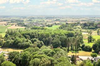PRACHTIG GELEGEN aan de voet van het KLUISBOS, volledig te renoveren/af te breken LANDHUIS. Enorm veel potentieel, MOOIE LOCATIE aan en met zicht...