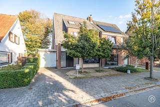Vandaag nemen we je mee naar Puurs, waar we deze ruime halfopen bebouwing vinden. Dankzij de praktische indeling, de vier slaapkamers en de ruime garage biedt deze woning veel mogelijkheden voor wie op zoek is naar een ruime gezinswoning.<br /><br />We betreden de woning via de inkomhal, met apart toilet, die toegang geeft tot de leefruimte. De ruime leefruimte is ingedeeld in een gezellige tv-hoek en een aparte eetplaats waardoor er voldoende ruimte is om samen te ontspannen en te genieten. Aansluitend vinden we de keuken die toegang geeft tot de garage en de kelder.<br /><br />Via de trap in de inkomhal bereiken we de eerste verdieping. Hier bevinden zich twee slaapkamers, een tweede toilet en de badkamer uitgerust met een ligbad, douche en lavabo.<br /><br />De vaste trap brengt ons naar de tweede verdieping waar nog twee volwaardige slaapkamers terug te vinden zijn. Daarnaast bevindt zich hier een tweede badkamer die nog verder afgewerkt kan worden, zodat je deze volledig naar eigen smaak kan inrichten.<br /><br />Ook aan bergruimte is er geen gebrek. De woning beschikt over een kelder en zolder terwijl de bijzonder ruime garage niet alleen plaats biedt voor een wagen, maar ook extra opslagmogelijkheden biedt.<br /><br />Ben je op zoek naar een ruime gezinswoning?<br />Contacteer ons gerust via bryann@julimmo.be of 0492 86 51 03.