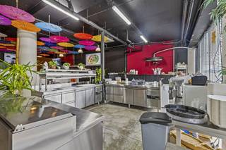 Commerciële ruimtes - baanwinkel van ca. 385 m² op topligging.De winkel is gelegen in de commerciële zone samen met onder andere...