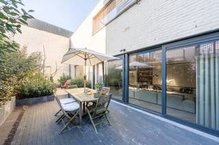 <p><strong>Luxueus appartement met tuin en parking op ‘t Zuid</strong></p>
<p>Wonen in dé leukste buurt van Antwerpen? <br />Dan is dit luxe appartement beslist iets voor u!</p>
<p>Dit prachtig appartement is gelegen op het bekende Zuid. Op wandelafstand van leuke terrasjes, restaurants, supermarkten en openbaar vervoer maakt van deze ligging een toplocatie!</p>
<p>De hoofdingang bevindt zich aan de Lambermontstraat en is bereikbaar via het voorliggende appartementsgebouw. Aan de voorzijde ligt het eerste terras, ruim genoeg voor zowel een eet- als zitgedeelte. Bij binnenkomst betreedt u de inkomhal met trap en directe toegang tot de kelderverdieping, waar zich de ondergrondse parking bevindt. De sfeervolle woonkamer met open keuken is stijlvol ingericht en uitgerust met een bio-ethanolhaard. De keuken is volledig voorzien van een Quooker-kraan, afwasmachine, combi-oven, koelkast, diepvries en wijnkoeler. De fineerhouten kasten vormen een prachtig contrast met de roze travertin. Aansluitend aan de keuken bevinden zich een berging en een koer.</p>
<p>Op de eerste verdieping bevinden zich twee slaapkamers, beide met toegang tot een zonovergoten terras en een en-suite badkamer met douche. De grootste slaapkamer beschikt bovendien over een inloopdressing. Daarnaast is er op deze verdieping nog een berging en een open ruimte die kan dienen als bureau of derde slaapkamer.</p>
<p>Ondergrondse autostaanplaats bij aan te kopen aan 35.000 euro.</p>
<p>Bent u benieuwd naar dit appartement?<br />Contacteer LISTED voor een bezoek: +32 3 283 51 51.</p>