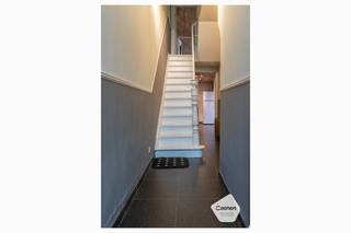 En entrant par le hall d’entrée, vous découvrez sur la droite un spacieux et lumineux séjour. Grâce à la grande fenêtre, cet espace de vie...