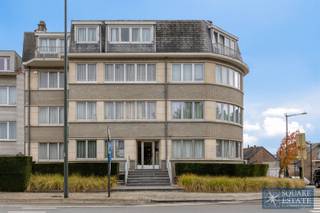 <p><span>Square Estate presents this superb flat ideally located in Brussels on the edge of Wemmel, close to all amenities.</span></p><p><span>This 3-bedroom flat is composed as follows: a magnificent entrance hall leading to two cloakrooms, a spacious living room, 3 bedrooms, a bathroom with space for a washing machine, a separate toilet and a terrace. </span></p><p><span>Don't miss the opportunity to purchase this apartment with its many advantages!</span></p><p><span>It has an excellent location and accessibility, an EPC rating of D and a compliant electrical certificate !</span></p><p><span>For more information or to schedule a viewing, please contact us on 02/460.42.01 or at ca@square-estate.be. </span></p><p><span><br /><br /></span></p>