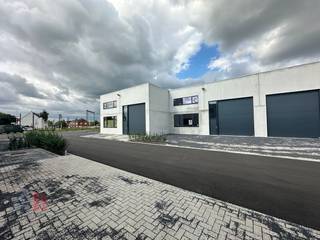 Nieuwbouw KMO-unit met een oppervlakte van 357 m² en 3 privatieve parkeerplaatsen te koop op een terrein van 582 m² langs de Olekenbosstraat, op...