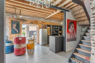 Deze energiezuinige woning met een bewoonbare oppervlakte van 146 m² biedt een perfecte combinatie van modern comfort, geavanceerde technologie en karaktervolle inkleding. De woning is volledig uitgerust met een hoogwaardig domoticasysteem van Loxone en is bovendien asbestveilig, wat zorgt voor extra gemoedsrust.<br /><br />Het pand springt in het oog door zijn unieke industriële uitstraling en de indrukwekkend hoge plafonds in de kelder, die een uitzonderlijk gevoel van ruimte creëren. Op het gelijkvloers geniet u van comfortabele vloerverwarming, terwijl op de verdieping en zolder radiatoren zorgen voor een efficiënte en aangename warmteverdeling.<br /><br />Gelegen langs de Sint-Truidersteenweg in het charmante Borgloon (nu Tongeren - Borgloon) bevindt deze woning zich in een aangename en vlot bereikbare omgeving. Je geniet hier van een ideale combinatie tussen rust en bereikbaarheid, met het bruisende centrum van Tongeren en Borgloon op korte afstand.<br /><br />In de directe omgeving vind je tal van voorzieningen zoals supermarkten, scholen, horeca en lokale handelszaken, wat het dagelijkse leven bijzonder comfortabel maakt. Dankzij de vlotte verbindingen naar omliggende steden en belangrijke invalswegen ben je bovendien snel op weg richting Sint-Truiden, Hasselt en de E313.<br /><br />Wat deze locatie extra aantrekkelijk maakt, is de groene en landelijke sfeer waar Borgloon om bekendstaat. Wandel- en fietsliefhebbers komen hier volop aan hun trekken met uitgestrekte fruitplantages, prachtige vergezichten en tal van recreatieve routes in de buurt.<br /><br />Kortom, een ideale ligging voor wie rustig wil wonen met alle faciliteiten binnen handbereik.<br /><br />Bezichtig deze woning ook digitaal en 'loop' zelf door de woning. Kijk daarvoor op onze website of via: my.matterport.com/show/?m=hG339xQDCrm<br /><br />INDELING<br /><br />Gelijkvloers:<br /><br />- Inkom met toegang tot de keuken, eetkamer of woonkamer;<br />- Keuken voorzien van 6-pit gasfornuis met bijhorende oven, dampkap, RVS spoelbak met kraan;<br />- Toegang via de zij-tuin via de deur; <br />- Voorkant werd voorzien van manuele rolluiken;<br />- Woonkamer met apart gastentoilet;<br />- Vaillant thermostaat; <br />- Vloerverwarming op de gehele gelijkvloerse verdieping.<br /><br />1e verdieping: <br /><br />- Slaapkamer 1 van ca. 24.4m² mogelijk met radiator;<br />- Ruime badkamer met ensuite dressing, veluxraam met afstandbediening, zwart hangtoilet met bijhorende bidetslang, lavabo (handgemaakt), inloopdouche. <br /><br />2e verdieping / zolder:<br /><br />- Slaapkamer 2 van ca. 15.6m² met klapraam, radiator;<br />- Slaapkamer 3 van ca. 15.3m² met Veluxraam (PVC), radiator;<br />- Beiden slaapkamers werden voorzien van een laminaatvloer.<br /><br />Kelder:<br /><br />- Houten trap naar de ruime kelder;<br />- Domotica installatie Loxone, Vaillant buffervat en Vaillant CV gasketel (EcoTec pro VWC 286/5-3)<br />- Volledig betegeld (onderhoudsvriendelijk);<br />- Zeer hoge plafonds, meer dan 2.95m hoog, ideaal voor spullen te stappelen in de hoogte;<br />- Afgietbak met dompelpomp.<br /> <br />Tuin:<br /><br />- Buitenkraan en buitenstopcontact;<br />- Zuidgericht terras met trappen van ca. 45m² (dit dient nog afgewerkt te worden met een tegel of klinker);<br />- Aangenaam stuk grond dat rechtstreeks aansluit op de keuken, ideaal om verder aan te leggen als gazon of sfeervolle beplanting. <br /><br />Troeven van dit pand:<br /><br />- Vloerverwarming op het gelijkvloers;<br />- Uitzonderlijk hoge plafonds in de kelder;<br />- Veel privatieve parkeerplaatsen (eenvoudig 6 auto's parkeren);<br />- Energiezuinig wat direct resultaat in lagere energiekosten.<br /><br />Belangrijk: raadpleeg het document "Lijst van zaken" om te weten welke spullen er achterblijven, mee gaan of niet van toepassing zijn!<br /><br />Energieprestatie en binnenklimaat (EPB-EPC)<br />Certificaat beschikbaar: ja <br />EPC certificaatnummer: 20251119-0003732188-RES-1<br />Berekende energiescore : (kWh/m²): 157 kWh/m² jaar - B label<br />Het certificaat is geldig tot en met: 19/11/2035<br />Electrische installatie: ja - CONFORM<br /><br />Informatie stedenbouwkundige voorschriften:<br />Stedenbouwkundige vergunning: ja<br />Meest recente bestemming: woongebieden met landelijk karakter<br />Dagvaarding uitgebracht: neen<br />VOORKOOPRECHT OP DIT GOED: neen<br />VERKAVELINGSVERGUNNING: niet van toepassing<br />WATERGEVOELIG OPENRUIMTEGEBIED: neen<br /><br />Maatregelenregister: neen <br /><br />Overstromingsgevoelige gebieden: <br />Perceelscore of P-score : A<br />Gebouwenscore of G-score: A<br />Ligging in Signaalgebied: neen<br />Ligging in afgebakende oeverzone of afgebakend overstromingsgebied: neen<br /><br />A:geen overstroming gemodelleerd B: kleine kans op overstromingen onder klimaatverandering C: kleine kans op overstromingen D: middelgrote kans op overstromingen<br /><br />Beschermd erfgoed<br />GEINVENTARISEERD ERFGOED: neen<br />BESCHERMD ONROEREND ERFGOED: neen