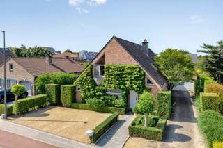 In een residentiële straat in het geliefde Merchtem treffen we deze unieke villa met geïntegreerde dokterspraktijk – de perfecte combinatie van...