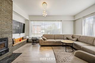 Voor meer info en foto’s, surf naar www.swevers.be – Deze open bebouwing op Zavelstraat 37 in Zonhoven biedt met een bewoonbare oppervlakte van ca. 210 m², een praktische indeling en recente opfrissingen een comfortabele thuis voor het hele gezin. De woning werd opgericht in 1962 en is instapklaar. In 2025 werden de badkamer, slaapkamers en woonkamer vernieuwd, en kreeg het dak extra isolatie. Daarnaast werden de ramen op de bovenverdieping in 2025 vernieuwd met driedubbele beglazing. Op het gelijkvloers kom je binnen via de inkomhal met trap. Verder vind je hier een bureauruimte, een lichtrijke woonkamer van 26,4 m², een gesloten keuken van 14,6 m² met toestellen, twee bergruimtes, een apart gastentoilet en een tweede hal met toegang naar de tuin. De aangebouwde garage van 19,5 m² met water en elektriciteit is een extra pluspunt. Op de verdieping zijn er vier volwaardige slaapkamers van 14,6 m², 11,84 m², 14 m² en 11,9 m². De vernieuwde badkamer is uitgerust met ligbad, toilet en wastafel. Ook de kelder en de ruime zolder van ongeveer 50 m² zorgen voor extra opbergruimte en mogelijkheden. Het perceel van 9a 44ca is zuidwest georiënteerd, waardoor je volop van de zon geniet in de tuin. Rolluiken en de zorgvuldige staat van onderhoud verhogen het wooncomfort. Bovendien woon je hier op een gunstige locatie, vlak bij scholen, openbaar vervoer, winkels, restaurants en met een vlotte verbinding naar de snelweg. Voor meer informatie, bel 011 255 155. Bron bewoonbare oppervlakte: EPC – verslag.
