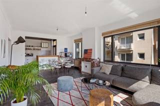 <p><span>ANTWERPEN - Britselei: </span><span>Mooi, karaktervol en zonnig GEMEUBELD hoekappartement met 2 slaapkamers op toplocatie </span></p><p><span> </span></p><p><span>Beleef het bruisende Antwerpse stadsleven op zijn best in dit licht en sfeervol ingericht appartement op de 4° verdieping van een statig gebouw op de gekende Britselei. </span></p><p><span>U leeft hier op wandelafstand van ‘t Zuid en het winkelhart van Antwerpen, een ideale ligging !</span></p><p><span> </span></p><p><span>BESCHRIJVING: </span></p><p><span> </span></p><p><span>Inkomhal op marmeren vloer met meerdere ingemaakte vestiairekasten</span></p><p><span>Aparte kast met wasmachine en droogkast + gastentoilet. </span></p><p><span> </span></p><p><span>Living op parket, met veel lichtinval en ruim groen uitzicht.</span></p><p><span> </span></p><p><span>Volledig geïnstalleerde open keuken met inductie kookplaat, oven, vaatwasser, koelkast en diepvriezer. </span></p><p><span>Luxe werkblad in Carara marmer en vloer in natuursteen. </span></p><p><span> </span></p><p><span>Slaapkamer 1 (ca 15m²) op visgraatparket, met dubbel bed.</span></p><p><span>Slaapkamer 2 (ca 20m²) op parket, met dubbel bed en met grote ingemaakte dressing. </span></p><p><span> </span></p><p><span>Volledig betegelde moderne badkamer met ligbad, lavabomeubel, toilet en handdoekdroger. </span></p><p><span> </span></p><p><span>Kelder.</span></p><p><span> </span></p><p><span>BIJZONDERHEDEN:</span></p><p><span> </span></p><p><span>- Topligging, op een boogscheut van de Wilde Zee, Leopoldstraat, Hopland, Meir en Schuttershofstraat</span></p><p><span>- Volledig ingericht met kwaliteitsvolle meubels </span></p><p><span>- Trendy cafés en restaurants in de omgeving</span></p><p><span>- Karaktervol gebouw </span></p><p><span>- Tram en bus in de straat en makkelijke verbindingen naar snelwegen.</span></p><p><span>- 175€ maandelijkse provisiekosten voor verwarming, water, onderhoud en beheer gemeenschappelijke delen</span></p><p><span>- Beschikbaar 1/11/2026.</span></p><p><span> </span></p><p><span> </span></p>