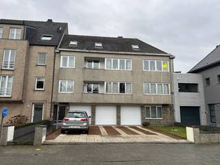 OOSTENDE - CENTRUM MARIAKERKE - OPEN ZICHT<br /><br />* TE HUUR<br />Instapklaar appartement gelegen op de 2ev (geen lift) van een klein gebouwencomplex., inbegrepen een garage met oprit.<br /><br />* INDELING: <br />Inkom appartement, afzonderlijk toilet, lichtrijke woonkamer met open zicht op het Mariakerkeplein, afzonderlijke ingerichte keuken met balkon, badkamer met plaats voor wasmachine en droogkast, terras aan de achtergevel, slaapkamer 1 gelegen aan de voorgevel, slaapkamer 2 gelegen aan de achtergevel, individuele garage met staanplaats op oprit.<br /><br />* LASTEN EN KOSTEN GEBOUW <br />10€ /maand <br /><br />* PROFIEL HUURDER<br />Voorkeur naar een koppel<br />geen rokers - max 3 personen <br />Rustig profiel van huurders gezocht<br /><br />* DIVERSEN <br />Appartement momenteel nog verhuurd<br />Badkamer wordt in maart volledig vernieuwd en voorzien van een instapdouche<br />Geen lift<br />Onderhoud cv ketel inbegrepen<br />Energielabel C