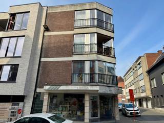 <p>Quares – by TREVI presenteert :<br /><br />Opbrengsteigendom/ mogelijkheid tot projectontwikkeling bestaande uit verschillende entiteiten. Een handelshuis op de gelijkvloerse verdieping en volgende indeling over de 3 verdiepen: vier appartementen en twee studio’s. Het gebouw is gelegen in het hart van de stad Geraardsbergen en op een boogscheut van de Dender. Een top locatie op wandelafstand van alle winkels, scholen, het openbaar vervoer en het station. <br /><br />De straatbreedte langs de Brugstraat is 7 meter. Langs de Penitentenstraat bedraagt deze een lengte van 19 meter.<br /><br />In het gebouw zijn alle entiteiten bereikbaar via de trap en de lift.<br /><br />De appartementen en studio’s zijn verhuurd doch in overleg met de verkopende partij kunnen deze opgezegd worden.<br />In de kelderverdieping beschikt ieder appartement over een privatieve kelder.<br />Afzonderlijke nutsvoorzieningen per appartement, geen syndicus in het gebouw.<br /><br />Vlotte bereikbaarheid naar de uitvalswegen naar Gent & Brussel.<br />Voor meer gedetailleerde info gelieve contact op te nemen met tom.duerinckx@quares-trevi.be</p>