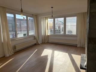 <p><strong>Welkom thuis in hartje Gent!</strong><br />Dit charmante appartement van<strong> 77 m²</strong> op de derde verdieping van een <strong>karaktervol gebouw </strong>aan de Onderbergen heeft het allemaal. <br />De <strong>ruime, lichtrijke woonkamer</strong> is de ideale plek om tot rust te komen, terwijl de<strong> aansluitende open keuken</strong> uitnodigt tot gezellige aperitiefjes en heerlijke etentjes. <br />Ook praktisch scoort deze woning sterk: er zijn <strong>twee volwaardige slaapkamers,</strong> een badkamer en een apart toilet.<br />Of u nu alleen komt wonen, met z’n tweeën of een extra kamer nodig heeft als bureau of logeerkamer: hier krijgt u alle ruimte om van uw eigen plek echt <strong>een thuis</strong> te maken.<br /><br />De huurprijs bedraagt <strong>€ 995 + € 150</strong> (algemene onkosten) per maand.<br />Het appartement is vrij per <strong>1 september 2026</strong> en heeft een EPC-score van <strong>217</strong> kWh/m².<br /><br />En de locatie? <strong>Beter wordt het bijna niet.</strong> Cafés, restaurants, winkels en de mooiste plekjes van Gent liggen allemaal op wandelafstand. <br />Een sfeervolle stadswoning met karakter, comfort én een toplocatie.<br />Kom binnen en ontdek zelf waarom u zich hier meteen thuis voelt!<br />Contacteer ons via tel. <strong>09 330 61 04 </strong>of via info@vastgoedminnaert.be</p>