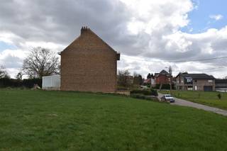 Century 21 ImmoNero stelt voor: Zeer mooie Z-O georiënteerde grond van 649m² voor de bouw van een driegevel woning van 148m² grondoppervlakte...