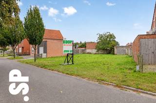 Bouwgrond voor open bebouwing in rustige straat in Dessel<br /><br />Mooi gelegen bouwgrond voor open bebouwing met een totale oppervlakte van 521 m². De bouwgrond beschikt over een goedgekeurd stedenbouwkundig attest en er zijn opmetingen beschikbaar, uitgevoerd door een landmeter. Hierdoor biedt het perceel een goede basis voor het realiseren van een gezinswoning met tuin en extra opbergruimte, volledig naar eigen smaak en noden.<br /><br />De ligging is een absolute troef: rustig gelegen in Dessel, met een vlotte bereikbaarheid naar winkels, scholen en belangrijke invalswegen.<br /><br />Troeven op een rij:<br />- Geschikt voor open bebouwing<br />- Totale oppervlakte van 521 m²<br />- Goedgekeurd stedenbouwkundig attest<br />- Opmetingen door een landmeter beschikbaar<br />- Rustige ligging<br />- Goede bereikbaarheid<br />- Geschikt voor eigen bewoning of als investering<br /><br />Voor meer informatie of een bezoek ter plaatse, kan u contact opnemen met IMMO SP via 014 59 10 20 of mailen naar jasper@immosp.be. Benieuwd naar de waarde van uw eigen woning? Vraag vrijblijvend een gratis verkoopanalyse aan – wij helpen u graag verder!