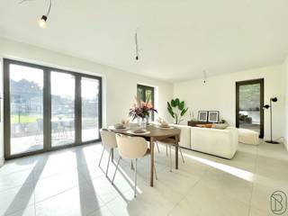 Laatste 6 appartementen! Dit modern nieuwbouwproject ROOTS is rustig gelegen met zicht op groen, op wandelafstand van het station en het CENTRUM. Aangename terrassen en/of tuinen, lichtrijke leefruimtes met open geïnstalleerde keukens, volledige afwerking, en zo goed als opleverklaar. Ondergrondse parkeerplaatsen en bergingen. Bijna-energieneutraal (max E30): vloerverwarming voorzien. Wenst u het modelappartement te bezichtigen: guido@immobeguin.be