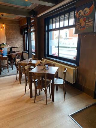 <div><span><span><span><span><span><span><span><span><span><span>Café ’t Glazen Dak<strong> </strong>is aan een grondige renovatie toe<strong> (de foto's dateren van uit de periode dat het café nog open was)</strong>, maar biedt een <strong>vrij en leegstaand pand dat vrij is van brouwer</strong>, wat de maximale vrijheid biedt voor de herinrichting ervan. Het bestaat uit een café op het gelijkvloers en een verdieping die als wooneenheid kan worden ingericht (volledig te renoveren). <strong>Een opportuniteit voor wie toekomstgericht wil investeren in een goed gelegen en ruime site met ontwikkelingsmogelijkheden!</strong></span></span></span></span></span></span></span></span></span></span><br /><br />Op deze uitstekende locatie bevindt zich ook feestzaal 't Off Dak (samen vormen ze een ruim perceel van ± 1.200 m² met 2 bestaande handelszaken: Feestzaal ’t Off Dak en café ’t Glazen Dak). Een unieke kans voor projectontwikkelaars of investeerders die op zoek zijn naar een nieuw ontwikkelingsproject of een pand met bestaande huur- of uitbatingsmogelijkheden.</div>