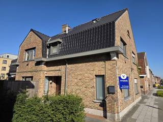 <p><span>Centraal gelegen, halfopen solide bebouwing met oprit, losstaande garage, tuin en 3 slaapkamers.</span></p><p><span> </span></p><p><span>STARTPRIJS: Elk bod boven deze startprijs, wordt voorgelegd aan de eigenaars, die al dan niet kunnen in gaan op dit aanbod.</span></p><p><span> </span></p><p><span>Deze woning heeft een uitzonderlijke ligging, dichtbij scholen, winkels, recreatiemogelijkheden en het openbaar vervoer.</span></p><p><span> </span></p><p><span>Als volgt ingedeeld : de inkom met enerzijds de gezellige, lichtrijke zithoek, anderzijds de eetplaats met keuken en aansluitende de wasruimte/berging en een droge kelder.</span></p><p><span> </span></p><p><span>Op de 1ste verdieping zijn er 2 volwaardige slaapkamers, badkamer en dressing met bovendien nog de mogelijkheid om de badkamer uit te breiden.</span></p><p><span> </span></p><p><span>Via de vaste trap komen we in de prachtige, gerenoveerde zolderkamer met maatkasten.</span></p><p><span> </span></p><p><span>De woning is reeds voorzien van een volledig nieuw, geïsoleerd dak, nieuwe ramen met HR glas en vliegenramen, en vernieuwde elektriciteit op de bovenverdieping.</span></p><p><span> </span></p><p><span>Buiten vind je de ruime oprit met losstaande garage en de volledig omheinde tuin.</span></p><p><span> </span></p><p><span>Daarnaast is er uitbreidingspotentieel, met een optie tot een uitbouw die uitkijkt op de tuin (sumiere plannen reeds aanwezig!)</span></p><p><span> </span></p><p><span>Kortom, een pand  met veel potentieel, ideaal voor wie zijn eigen stempel nog wil drukken om van deze woning werkelijk zijn droomhuis te maken!</span></p><p><span> </span></p><p><span> Contacteer Lorenzo voor een bezoek: 0492 08 08 08  lorenzo@correctvastgoed.be</span></p><p><span> </span></p><p><span> Online schattingstool: https://www.correctvastgoed.be/schatting</span></p><p><span> </span></p>
