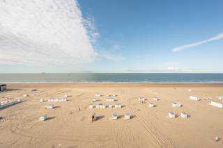 Luxueus, smaakvol appartement in een kleine residentie met oninneembaar zeezicht, pal op de zeedijk van het Zoute. Ideaal gelegen tussen...