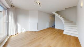 Ontdek dit lichtrijke duplex appartement, ideaal gelegen in het hart van Heist, op wandelafstand van winkels, openbaar vervoer en alle...