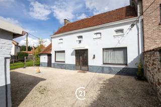 <p>Te renoveren woning op een ruim perceel van 2.220 m²</p><p>Deze te renoveren woning aan de Sint-Rochuswegel in Gavere biedt u de mogelijkheid om een eigendom volledig naar eigen wensen en smaak te vernieuwen.  In de rustige omgeving van Gavere, woont u hier in een groene en aangename setting, terwijl het centrum en de nodige dagelijkse voorzieningen vlot bereikbaar zijn.<br />Dit pand is gelegen op een ruim perceel en beschikt bovendien over een afzonderlijke garage.</p><p>De woning omvat een leefruimte, aparte keuken, badkamer en drie slaapkamers. De huidige indeling biedt een goede basis voor een grondige renovatie en laat toe om de woning aan te passen aan uw hedendaagse woonwensen.</p><p>Een interessante opportuniteit voor wie zijn eigen woondroom wil realiseren in een rustige en groene omgeving.<br />Ontdek zelf de mogelijkheden van deze eigendom en laat u verrassen door de ruimte en het potentieel, tijdens de openkijkdag op zaterdag 10/10.<br /> </p>