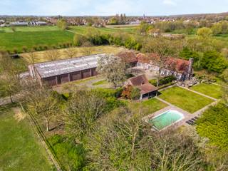Exclusief landhuis te Moerkerke-Damme met uitgebreide paardenfaciliteiten op 3,16ha. De woning heeft een bewoonbare oppervlakte van 430m² op een...