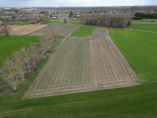 Perceel landbouwgrond in een L-vorm met een oppervlakte van ± 64a 80ca. Het perceel maakt deel uit van een groter geheel en is verpacht. Gvg, Ag, Gmo, Vkr, Gvv. P-score: A.<br /><br />WETTELIJKE VERPLICHTE VERMELDINGEN:<br />Vergunningen: nee<br />Bestemming: agrarisch gebied<br />Geen gerechtelijke maatregelen opgelegd.<br />Voorkooprecht: ja (de pachter en de Vlaamse Waterweg nv)<br />Verkaveling: nee<br />P-score: A<br />Eventuele opmetingskosten zijn ten laste van de koper.