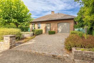 <p><span>In een </span><span>gegeerde, groene woonomgeving in Kapellen</span><span> vindt u deze uitzonderlijk ruime villa op een prachtig perceel van maar liefst 1.650 m². De woning combineert aangenaam wooncomfort, veelzijdige werkmogelijkheden en een indrukwekkende buitenruimte ideaal voor wie royaal wil wonen met ruimte voor gezin, hobby of professionele activiteiten aan huis.</span></p><p><span>De royale leefruimte van circa 37 m² vormt het warme hart van de woning en biedt alle plaats voor een stijlvolle zithoek en een volwaardige eethoek. Grote raampartijen creëren een aangename lichtinval en een mooie verbinding met de veranda en de tuin. Aansluitend geniet u van een lichtrijke veranda van 26 m² met infrarood sauna: een heerlijke extra leefruimte met zicht op het groen, perfect voor elk seizoen.</span></p><p><span>De keuken werd vernieuwd in 2020 en is praktisch ingericht met een aansluitende koele berging. Verder beschikt de woning over een afzonderlijk bureel, ideaal voor thuiswerk, en een zeer ruime bijkeuken met douche. De badkamer werd in 2019 vernieuwd en biedt hedendaags comfort.</span></p><p><span>Op de verdieping bevinden zich drie comfortabele slaapkamers. De zolder biedt bovendien aantrekkelijke uitbreidingsmogelijkheden voor het creëren van extra slaapkamers, een hobbyruimte, speelkamer of thuiskantoor.</span></p><p><span>Buiten is het volop genieten. Het grote perceel biedt een prachtige, groene tuin met ruim terras en een brede oprit. Dankzij de aanwezige wateropslag kan de tuin efficiënt worden geïrrigeerd. De 16 zonnepanelen vormen daarbij een extra duurzame troef. Achteraan op het perceel bevindt zich een groot vrijstaand magazijn, een absolute meerwaarde voor wie opslagruimte, een atelier, werkplaats of ruimte voor een zelfstandige activiteit zoekt. Overal zijn elektrische rolluiken voorzien.</span></p><h2><span>Troeven op een rij</span></h2><ul><li><span>Gelegen in een gegeerde en groene wijk in Kapellen</span></li><li><span>Ruim perceel van circa 1.650 m²</span></li><li><span>Grote leefruimte van circa 37 m²</span></li><li><span>Lichtrijke veranda van circa 26 m² met zicht op de tuin</span></li><li><span>Vernieuwde keuken uit 2020 met praktische koele berging</span></li><li><span>Afzonderlijk bureel, ideaal voor thuiswerk</span></li><li><span>Grote bijkeuken met douche</span></li><li><span>Badkamer vernieuwd in 2019</span></li><li><span>Drie slaapkamers met uitbreidingspotentieel op zolder</span></li><li><span>Mogelijkheid tot extra slaapkamers, hobbyruimte of kantoorruimte</span></li><li><span>16 zonnepanelen</span></li><li><span>Grote, groene tuin met ruim terras</span></li><li><span>Infrarood sauna</span></li><li><span>Wateropslag voor irrigatie van de tuin</span></li><li><span>Ruime oprit</span></li><li><span>Groot vrijstaand magazijn met tal van mogelijkheden</span></li></ul><p><span>Een woning met uitzonderlijk veel ruimte, comfort en potentieel, op een gegeerde locatie waar rust, groen en bereikbaarheid hand in hand gaan.</span></p>