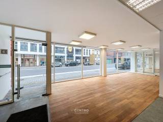 <strong>Met mogelijkheid om het aangrenzend pand van 212m² bij te huren en onderling te verbinden (totaal dan 662m²) !<br /><br /><u>Benaderende OPPERVLAKTEN:</u></strong><br /><strong><em>Constructie – bruikbare oppervlakten</em></strong><br />Kantoor: ± 450 m²<br /><br /><strong><u>INDELING</u></strong><u>:</u><br /><strong>Gelijkvloers:</strong><br />2 overdekte inkomsassen met glazen inkomdeur - grote open verbonden ruimten - bureel 1 met voorzetwand naar bureel 2 - keuken met serverkast + sanitair (m/v) - technisch lokaal.<br /><br /><strong><u>AFWERKING</u></strong><u>:</u><br />Tegelplafonds met inbouw verlichting - parket aan de straatkant,  kunststof vloertegels - radiatoren - vliesbehang geschilderd - Siemens thermostaat per ruimte - bekabeling voor netwerk in muren - rookmelders - Vaillant condensatieketel met expansievat.<br /><br /><strong><u>GROTE TROEVEN van dit bedrijfspand:</u></strong><br />Brede voorgevel - visibiliteit.<br /><br /><strong><u>BESTEMMINGSMOGELIJKHEDEN: </u></strong><br />Winkel, kantoor, diensten en vrije beroepen, behalve: dierenarts, radiologie, café en restaurant.<br /><br /><strong><u>NUTSVOORZIENINGEN</u></strong><u>:</u><br />Stadswater, CV op aardgas, boiler voor warm water, elektriciteit (3N400V), telefonie/internet (wifi)/distributie, riolering.<br /><br /><strong><u>LIGGING:</u></strong><br />Centrum Roeselare. Op wandelafstand van de St-Michielskerk en de Grote Markt.<br />Vlakbij scholen, winkels en horeca. In nabijheid van het openbaar vervoer (bus en trein). Mobiscore 9,2/10.<br /><br /><u>* Bijzonderheden</u><br />- EPC-label B.<br />- Asbestvrij.<br />- Onze referentie op<strong> </strong><strong>www.centro.be</strong>: <strong>O0143 </strong>of contacteer ons via <strong>050700102</strong><strong>.</strong><br /><br /><strong>CENTRO | </strong><strong>BEDRIJFSVASTGOED </strong>is reeds 25 jaar <u>gespecialiseerd in de bemiddeling van commercieel- en bedrijfsvastgoed </u>in West- en Oost Vlaanderen.<br /><strong>Wilt u ook weten hoeveel uw bedrijfsgebouw waard is?</strong><br />Contacteer ons vrijblijvend voor een marktconforme waardebepaling van uw pand. <br /> 