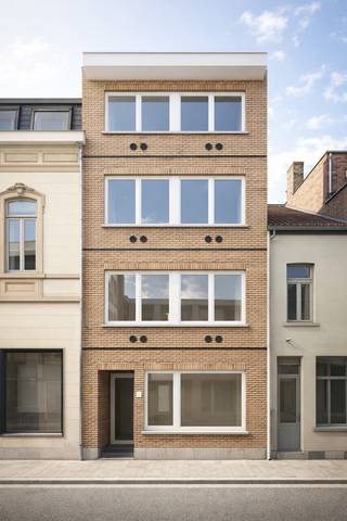 <span><strong>**Luxueus studeren in hartje leuven**</strong></span><br /><br />In de <strong>Ravenstraat</strong> bevindt zich deze volledig gerenoveerde residentie, gelegen pal in het centrum van Leuven. Op slechts een steenworp van het Ladeuzeplein en op wandelafstand van het station en de Bondgenotenlaan geniet je hier van een uiterst centrale ligging.<br /><br />De residentie omvat <strong>15 studentenkamers</strong>, waarvan 14 met gedeelde sanitaire voorzieningen en één kamer met een volledig privatieve badkamer, aangevuld met een <strong>éénslaapkamerappartement</strong>. Alle units worden <strong>volledig bemeubeld</strong> aangeboden en zijn uitgerust met een eigen ontbijthoek.<br /><br />Daarnaast beschikt het gebouw over een <strong>gemeenschappelijke keuken</strong> die volledig is ingericht, zodat studenten naar wens kunnen koken. Er is eveneens een afvallokaal voorzien. Op elk verdiep is er een toilet voorzien die de studenten kunnen delen. Het pand wordt opgeleverd in april 2026 en zal afgewerkt zijn met kwalitatieve materialen en een hoogwaardige afwerking.<br /><br /><span>Het pand is opgedeeld als volgt:</span><br /><span>UNIT 0001: éénslaapkamer appartement (52,98 m2) met privatief terras</span><br /><span>UNIT 0101: Kamer met douche en lavabo (12,97 m2) aan de achterzijde van het gebouw</span><br /><span>UNIT 0102: Kamer met douche en lavabo (13,14 m2) aan de achterzijde van het gebouw</span><br /><span>UNIT 0103: Kamer met douche en lavabo (12,45 m2) aan de voorzijde van het gebouw</span><br /><span>UNIT 0104: Kamer met douche en lavabo (12,53 m2) aan de voorzijde van het gebouw</span><br /><span>UNIT 0201: Kamer met douche en lavabo (12,95 m2) aan de achterzijde van het gebouw</span><br /><span>UNIT 0202: Kamer met douche en lavabo (12,70 m2) aan de achterzijde van het gebouw</span><br /><span>UNIT 0203: Kamer met douche en lavabo (12,62 m2) aan de voorzijde van het gebouw</span><br /><span>UNIT 0204: Kamer met douche en lavabo (12,47 m2) aan de voorzijde van het gebouw</span><br /><span>UNIT 0301: Kamer met douche en lavabo (12,63 m2) aan de achterzijde van het gebouw</span><br /><span>UNIT 0302: Kamer met douche en lavabo (12,64 m2) aan de achterzijde van het gebouw</span><br /><span>UNIT 0303: Kamer met douche en lavabo (12,38m2) aan de voorzijde van het gebouw</span><br /><span>UNIT 0304: Kamer met douche en lavabo (12,48 m2) aan de voorzijde van het gebouw</span><br /><span>UNIT 0401: Kamer met douche en lavabo (12,61 m2) aan de achterzijde van het gebouw</span><br /><span>UNIT 0402: Kamer met douche en lavabo (12,68 m2) aan de achterzijde van het gebouw</span><br /><span>UNIT 0403: Kamer eigen sanitair (12,61 m2) aan de voorzijde van het gebouw<br /><br /><span><span><strong>Interesse in een bezoek ter plaatse? Met plezier! Contacteer onze Expert Investeringsvastgoed Jacky: 0495 53 46 49 of jacky@connect-immo.be</strong></span><br /><br />EPB Startverklaring</span></span>