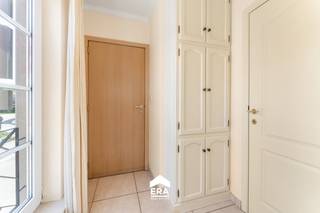 Ben je op zoek naar een <strong>instapklaar appartement</strong> in een <strong>rustige buurt</strong>? Dan is dit gezellige appartement in <strong>Adegem</strong> zeker iets voor jou.
<p>Je komt binnen via een nette inkomhal met <strong>ingemaakte kasten</strong>. Op de verdieping bevinden zich één slaapkamer en één bureauruimte. Via de <strong>vaste trap</strong> bereik je de zolder, ideaal als <strong>extra bergruimte, hobbyruimte.</strong></p>

<p>Daarnaast is er een <strong>ruime wasplaats/berging</strong>, die ook perfect kan dienen als <strong>dressing</strong>. De <strong>lichtrijke, volledig geïnstalleerde keuken</strong> sluit mooi aan op de leefruimte en nodigt uit tot gezellig koken.</p>

<p>Buiten geniet je van het<strong> zonnige terras</strong>, ideaal voor een rustig ontbijt of een zomerse avond. Extra comfort is voorzien dankzij de <strong>gemeenschappelijke fietsenberging</strong>.</p>

<p>De ligging is een grote troef: het appartement bevindt zich in een <strong>kalme woonomgeving</strong>, <strong>dicht bij winkels en voorzieningen</strong>, en met een <strong>vlotte verbinding tussen Brugge en Knokke</strong>.</p>

<p>✨ <strong>Troeven</strong></p>

<ul><li>
	<p>Vaste trap naar zolder</p>
	</li><li>
	<p>Ruime wasplaats/berging of dressing</p>
	</li><li>
	<p>Lichtrijke leefruimte</p>
	</li><li>
	<p>Zonnig terras</p>
	</li><li>
	<p>Gemeenschappelijke fietsenberging</p>
	</li><li>
	<p>Rustige buurt, nabij winkels</p>
	</li><li>
	<p>Goede verbinding Brugge – Knokke</p>
	</li></ul>

<p><strong>Interesse?</strong> Dit appartement is zeker een bezoek waard!<br /><em>ERA Thuis zorgt voor uw huis.</em></p>