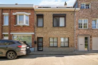 Instapklaar ruim woonhuis met zonnige tuin en grote garage met uitweg achteraan.<br /><br />Indeling:<br /><br />Inkomhal met afzonderlijk toilet en vestiairekast, ruime lichtrijke woonkamer, ingerichte open keuken, berging met wasplaats, badkamer voorzien van inloopdouche, wastafel en tweede toilet, 4 slaapkamers, bureau/dressing, extra hobbyruimte, zolder, zeer ruime garage met extra bergruimte (via uitweg achteraan), grote zonnige tuin met terras en apart toegankelijk via zijpoortje en overdekt gangpad achterkant. <br /><br />- Centrale verwarming op aardgas (HR-ketel)<br />- Dak en gevelisolatie<br />- Zonnepanelen<br />- Elektrische rolluiken<br />- Dubbele beglazing HOUT.